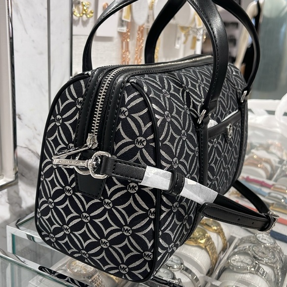 MICHAEL KORS JST TRAVEL MEDIUM DUFFLE SATCHEL SHOULDER CROSSBODY BAG MK BLACK - Picture 4 of 16